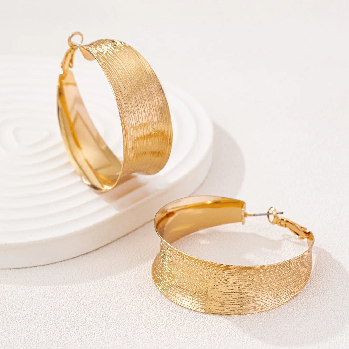 A Pair of Women's Earrings, Simple and Fashionable Brushed Craft Earrings, Suitable for Daily Wear and Vacation