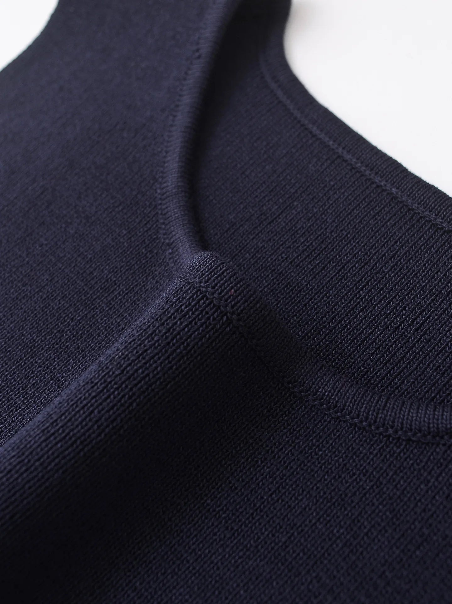 2025   Women's  Chic  Sleeveless  Top  with  Side  Buckles  Asymmetrical Hem  Casual O-neck Crop Top